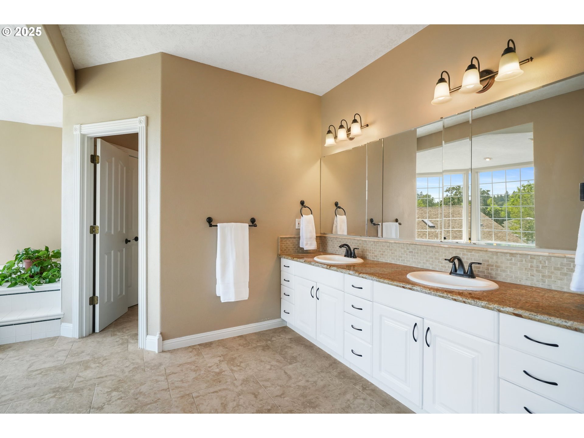 37310 Fawn Drive Lebanon, OR 97355 - Photo 16 of 47 En Suite Bathroom