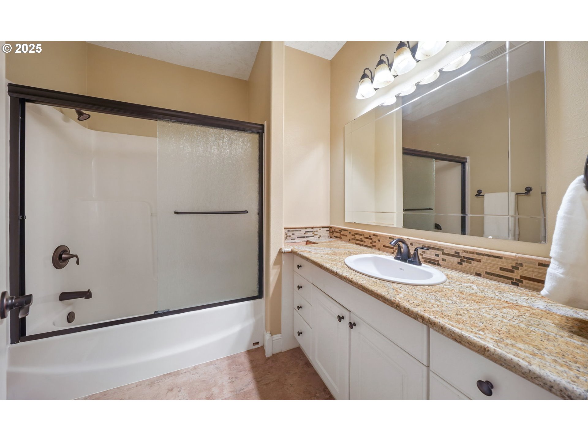 37310 Fawn Drive Lebanon, OR 97355 - Photo 20 of 47 Bathroom