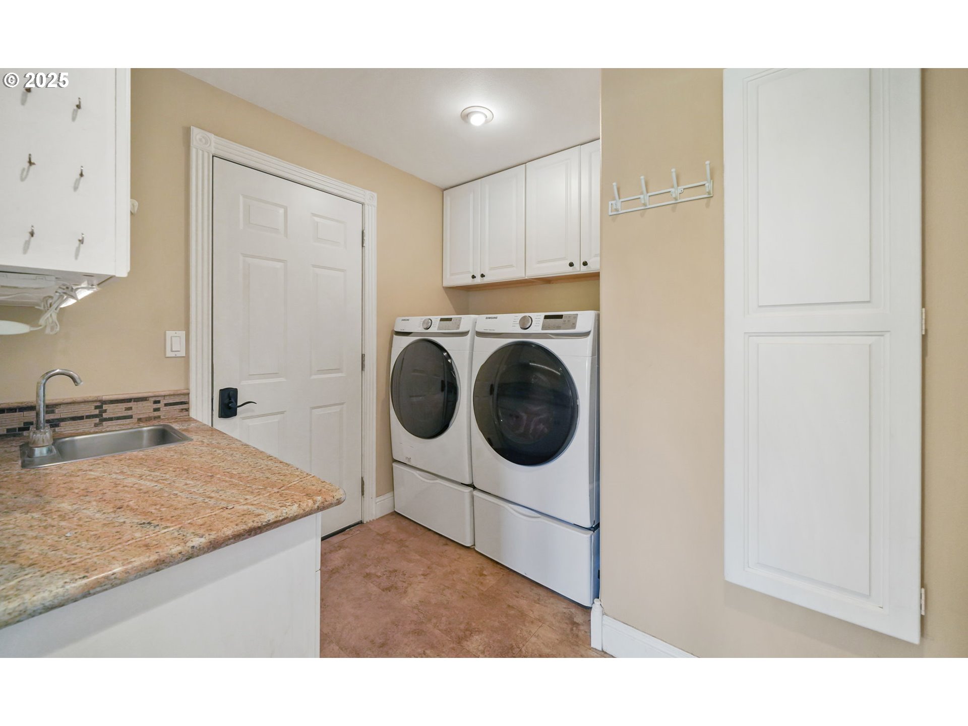 37310 Fawn Drive Lebanon, OR 97355 - Photo 24 of 47 Mud Room