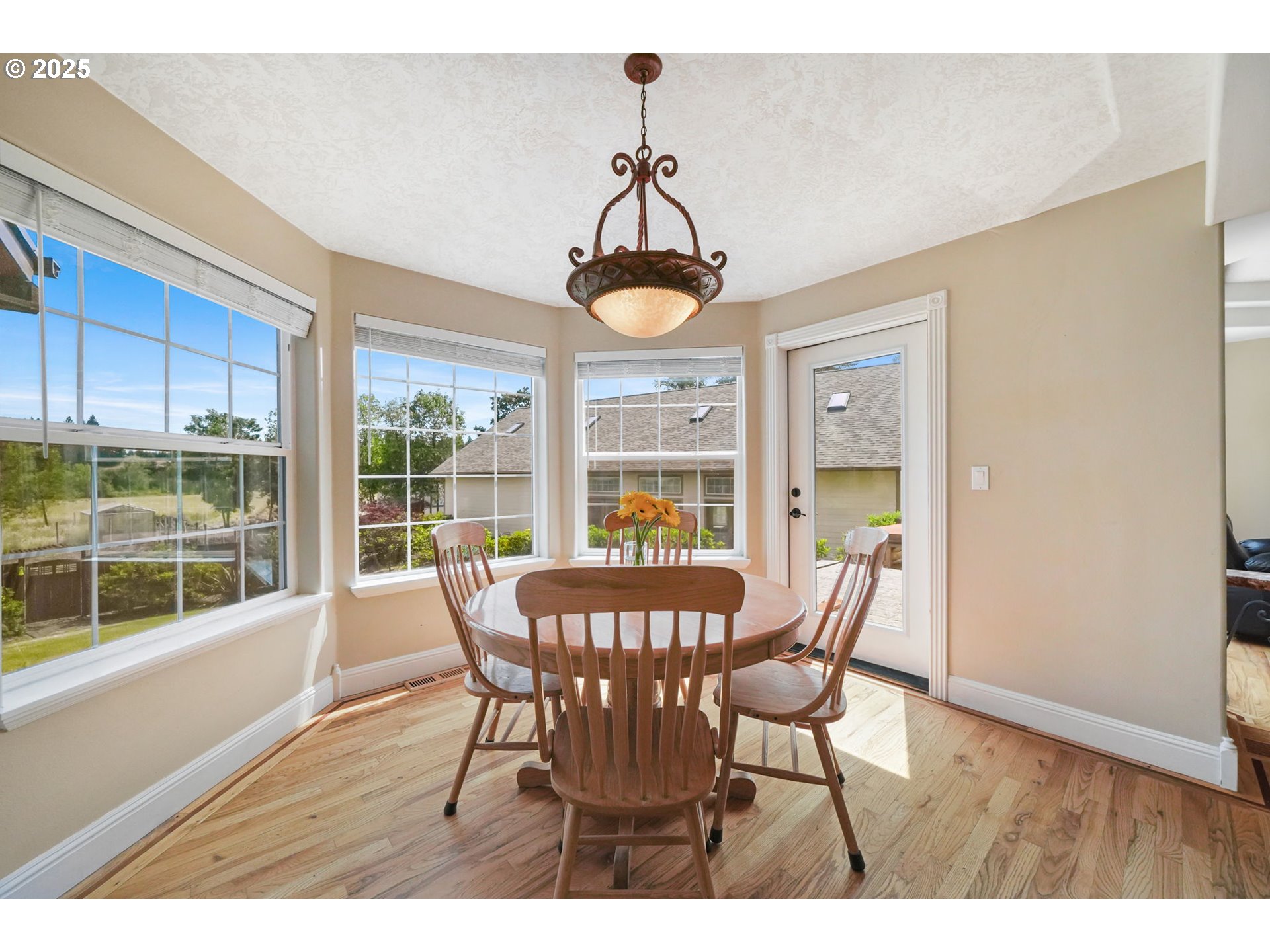 37310 Fawn Drive Lebanon, OR 97355 - Photo 8 of 47 Breakfast Area