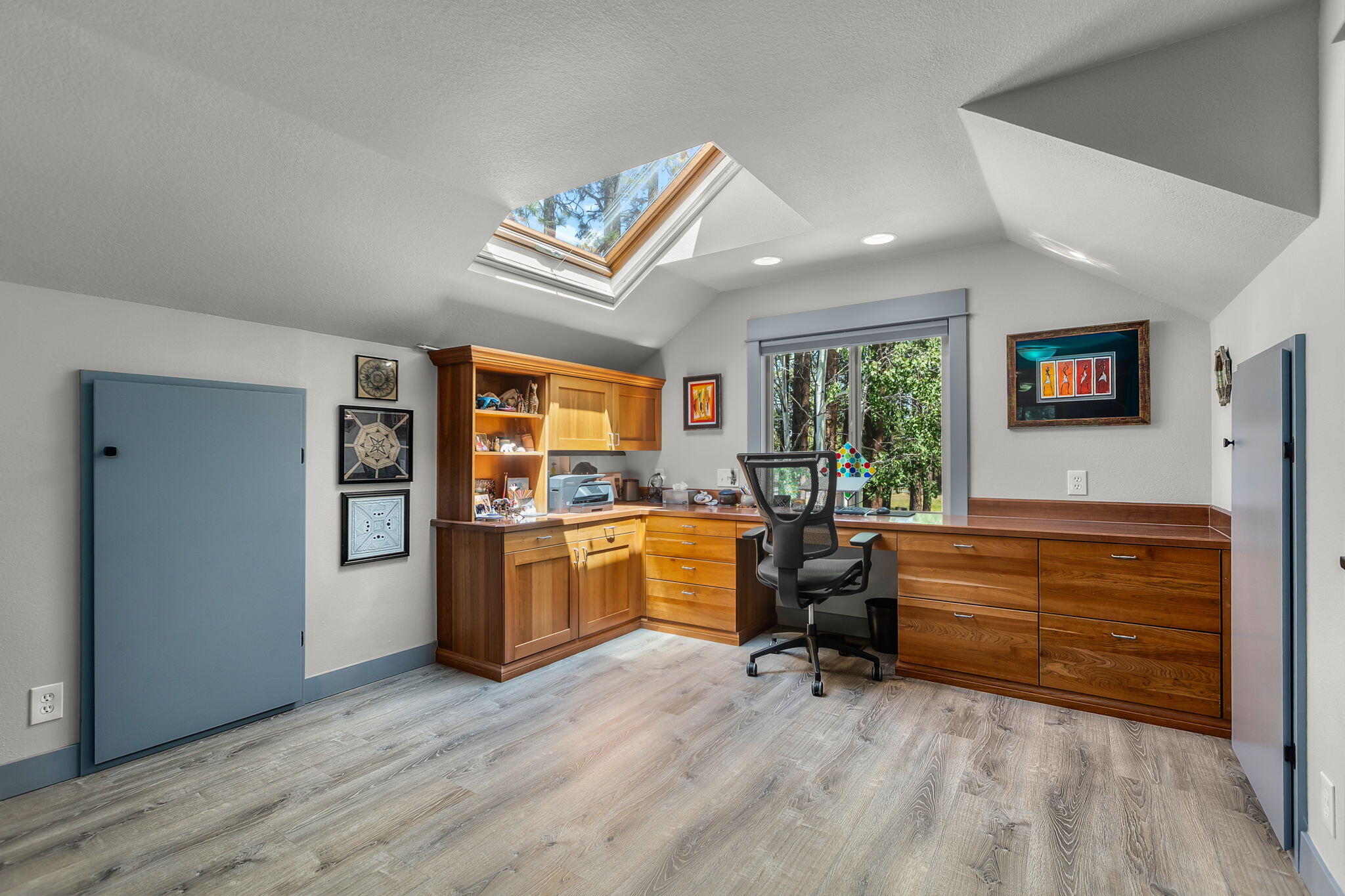 60210 East Ridgeview Drive Bend, OR 97702 - Photo 19 of 55 a view of workspace with wooden floor and furniture