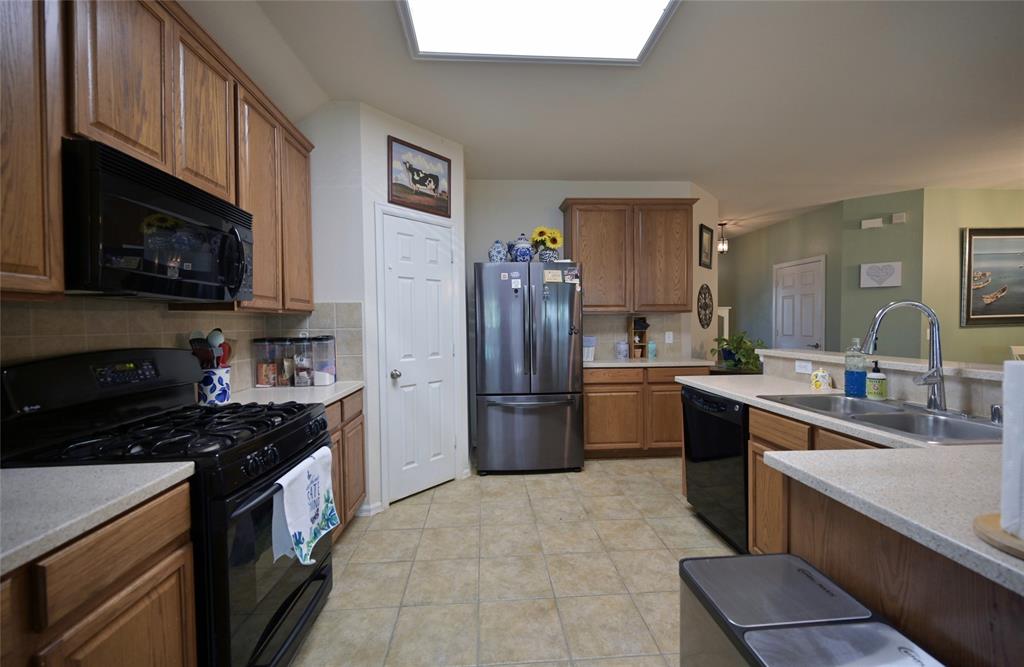 4509 Butterfly Way Fort Worth, TX 76244 - Photo 6 of 40 a kitchen with a sink stove and refrigerator