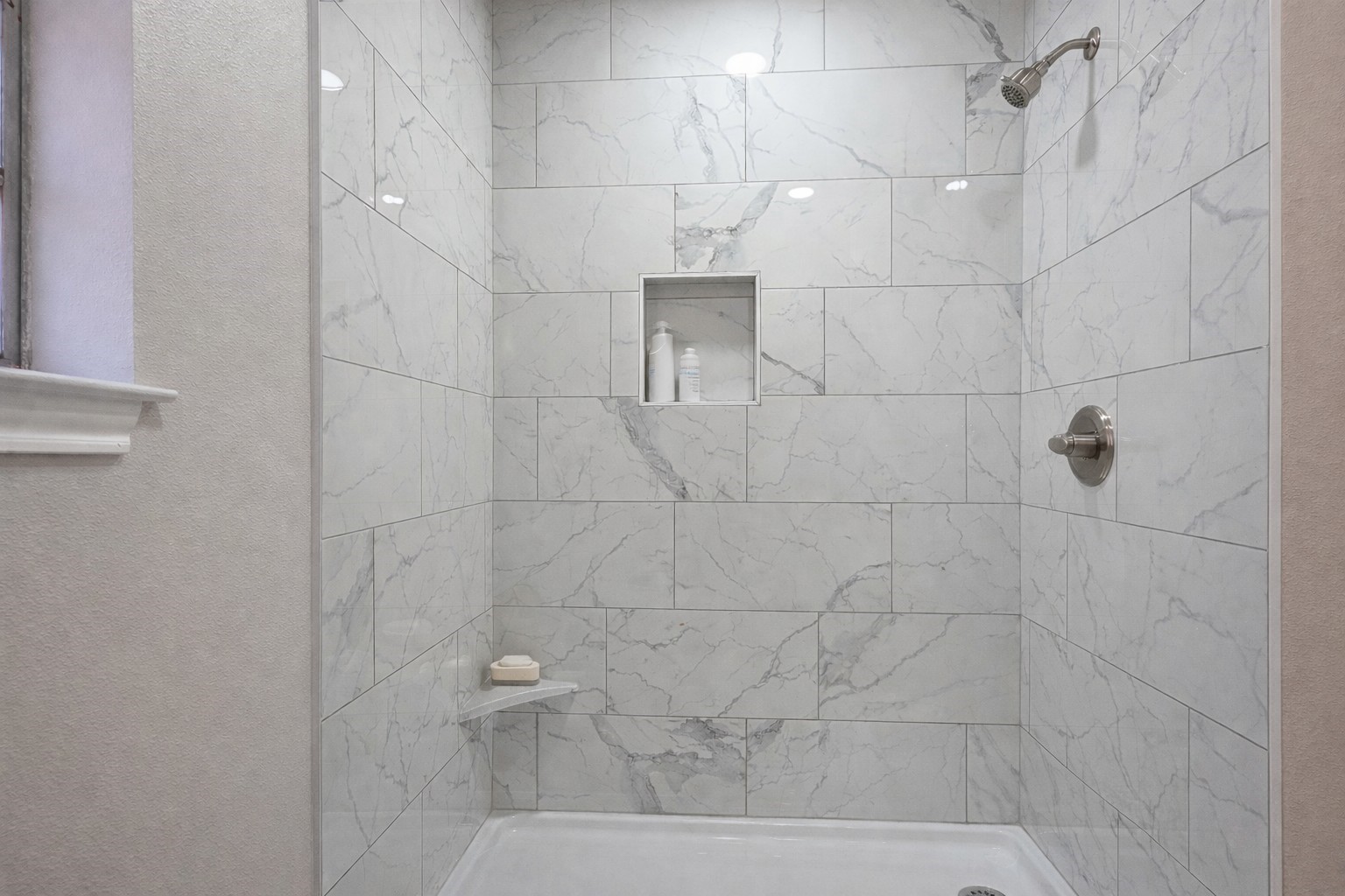 8708 West Fox Road Orange, TX 77632 - Photo 12 of 23 The secondary bath features a large walk in shower.