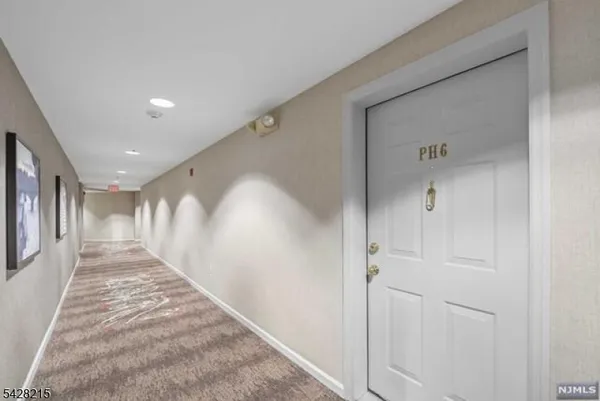 $3,200 | 406 Jefferson Court, Unit PH6, Edgewater, NJ 07020