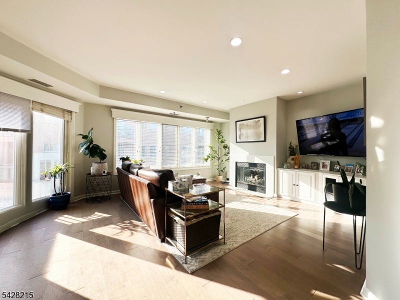 406 Jefferson Court, Unit PH6 Edgewater, NJ 07020 - Photo 11 of 23