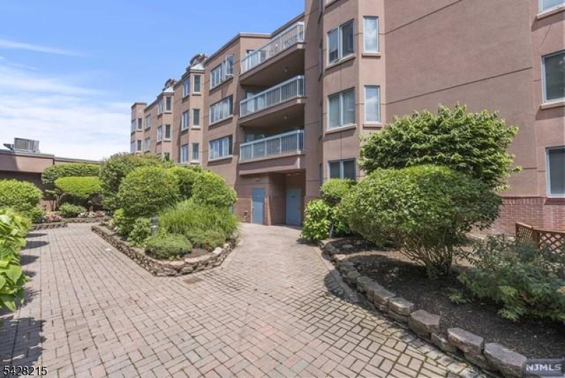 406 Jefferson Court, Unit PH6 Edgewater, NJ 07020 - Photo 17 of 23