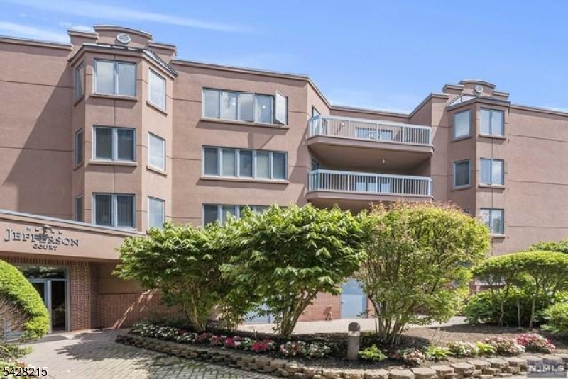 406 Jefferson Court, Unit PH6 Edgewater, NJ 07020 - Photo 18 of 23