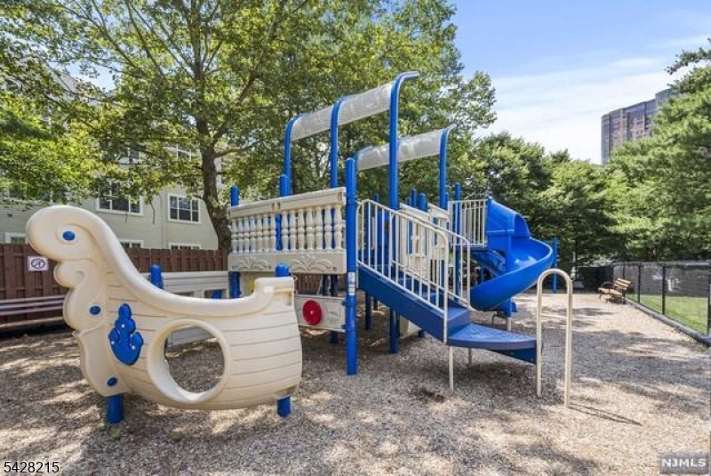 406 Jefferson Court, Unit PH6 Edgewater, NJ 07020 - Photo 20 of 23