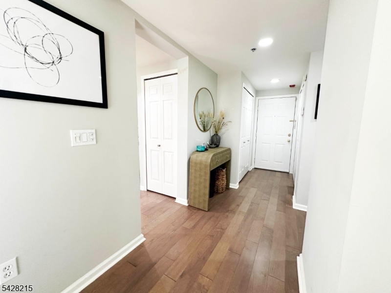 406 Jefferson Court, Unit PH6 Edgewater, NJ 07020 - Photo 2 of 23