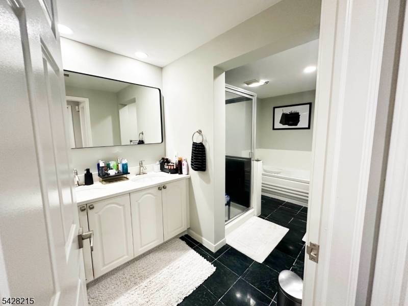 406 Jefferson Court, Unit PH6 Edgewater, NJ 07020 - Photo 5 of 23