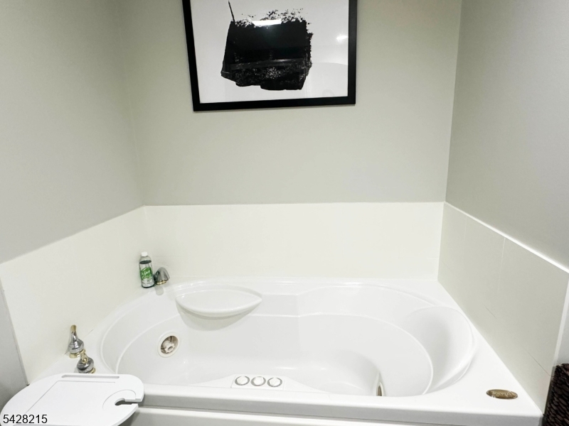 406 Jefferson Court, Unit PH6 Edgewater, NJ 07020 - Photo 6 of 23