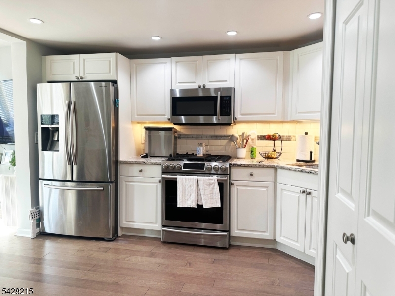406 Jefferson Court, Unit PH6 Edgewater, NJ 07020 - Photo 8 of 23