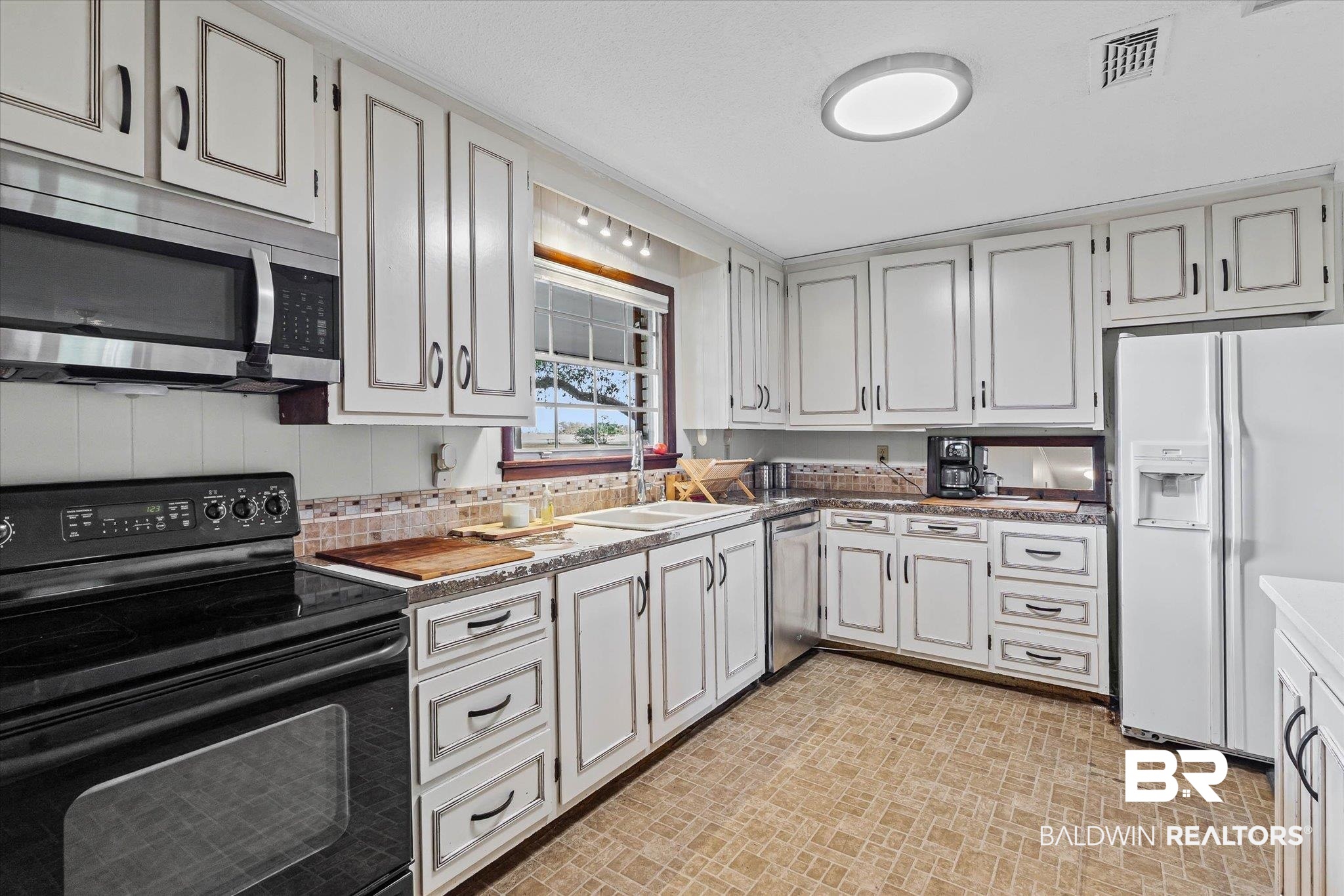 20604 Hadley Road Foley, AL 36535 - Photo 6 of 33 Kitchen