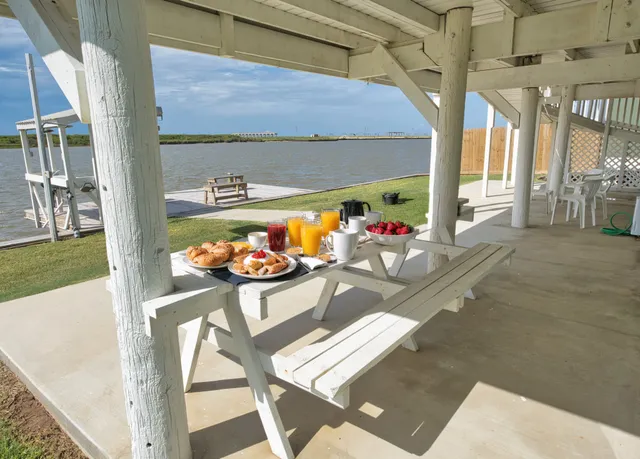 $748,862 | 549 Private Road 675, Sargent, TX 77414