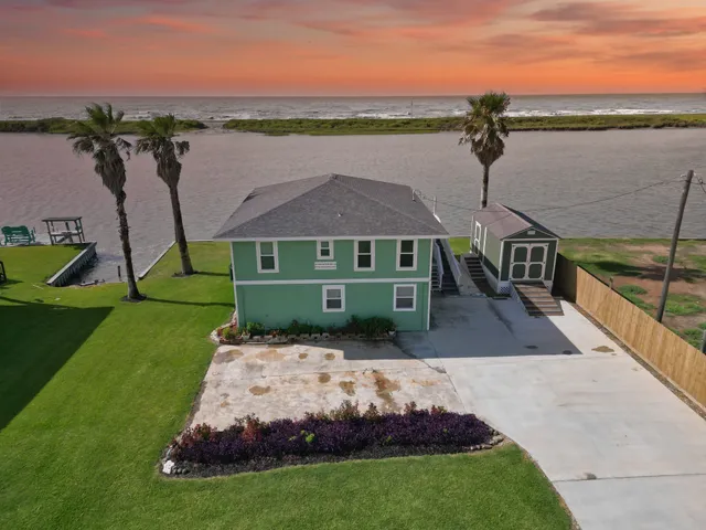 $748,862 | 549 Private Road 675, Sargent, TX 77414