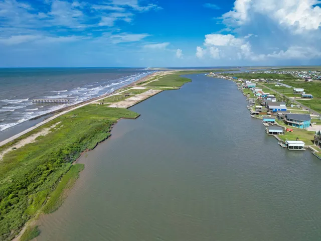 $748,862 | 549 Private Road 675, Sargent, TX 77414