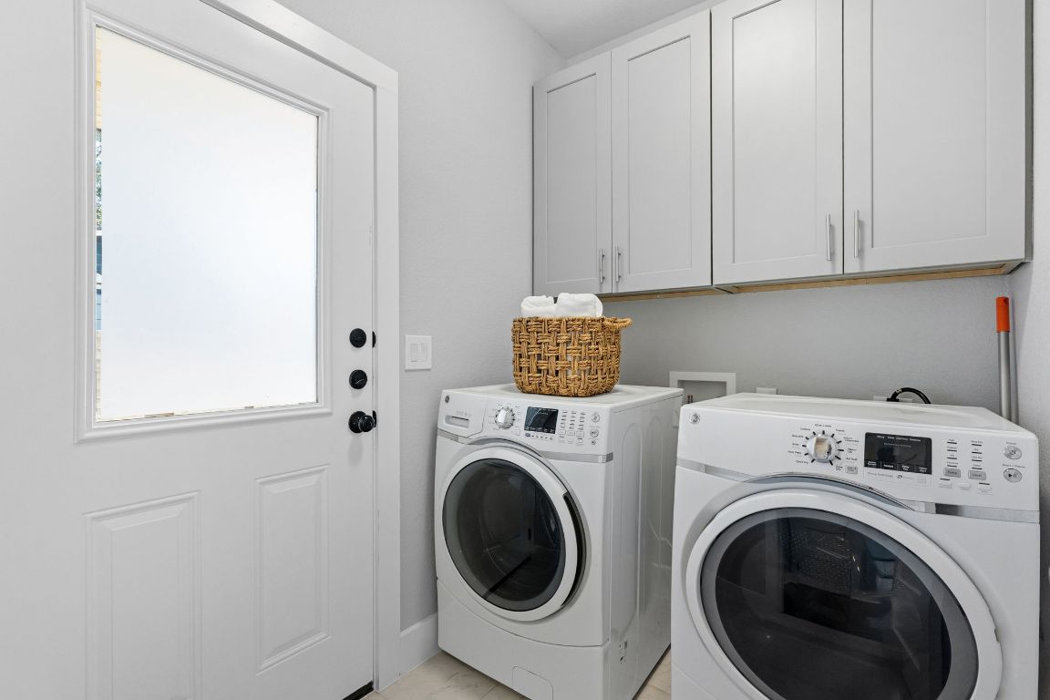304 Blackson Avenue, Unit A Austin, TX 78752 - Photo 15 of 26 a utility room with dryer and washer