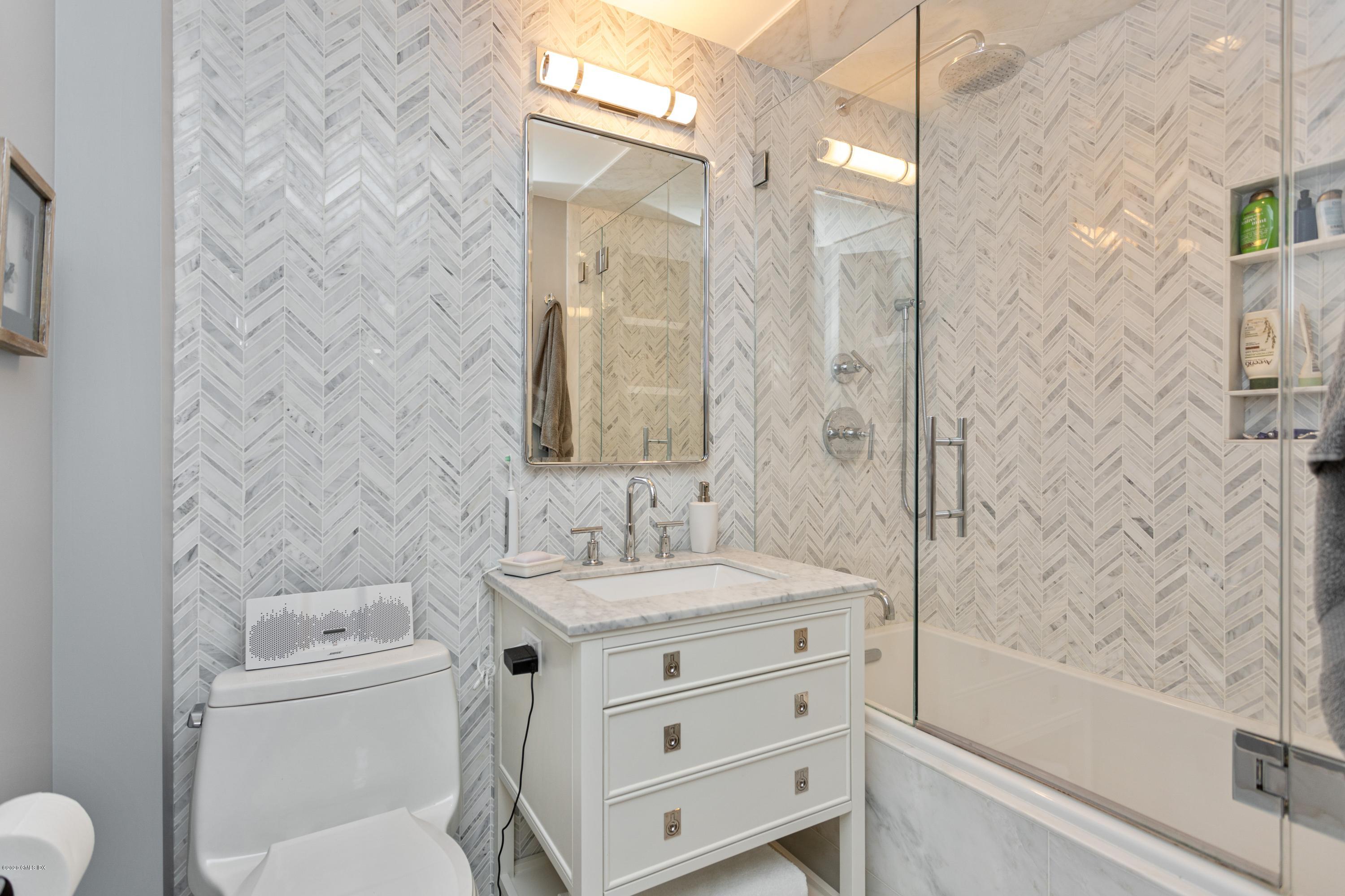 630 Steamboat Road, Unit 2E Greenwich, CT 06830 - Photo 22 of 46 Master Bath