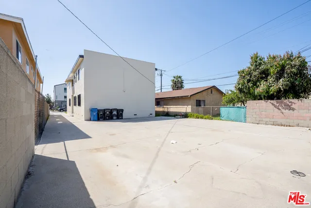 a view of a back yard of the house