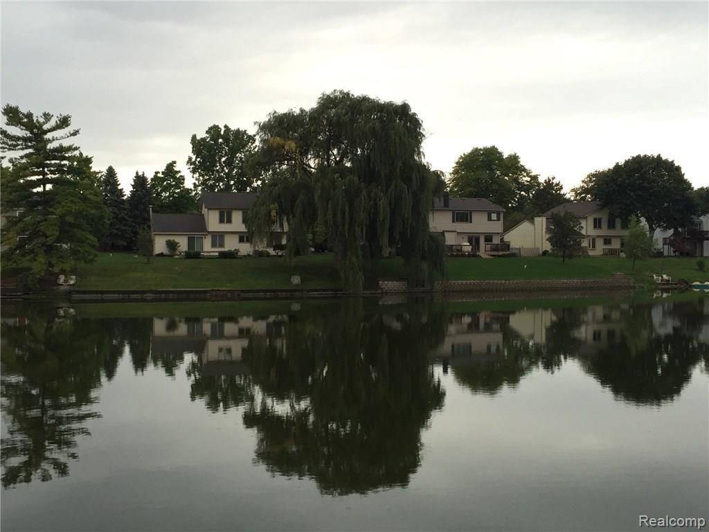 40599 Village Wood Road Novi, MI 48375 - Photo 3 of 43