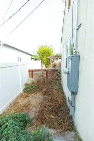 a view of a house with a backyard and a tub