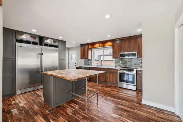 $769,900 | 726 West Wisconsin Avenue, Oconomowoc, WI 53066