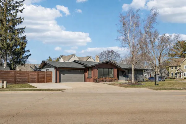 $769,900 | 726 West Wisconsin Avenue, Oconomowoc, WI 53066