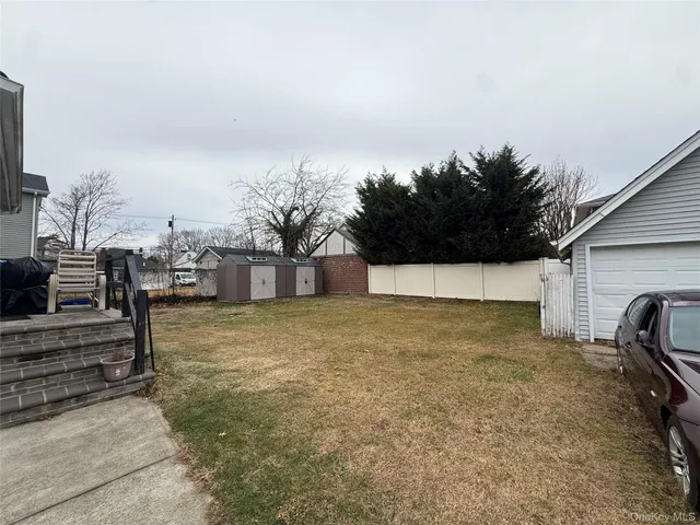 a view of a backyard