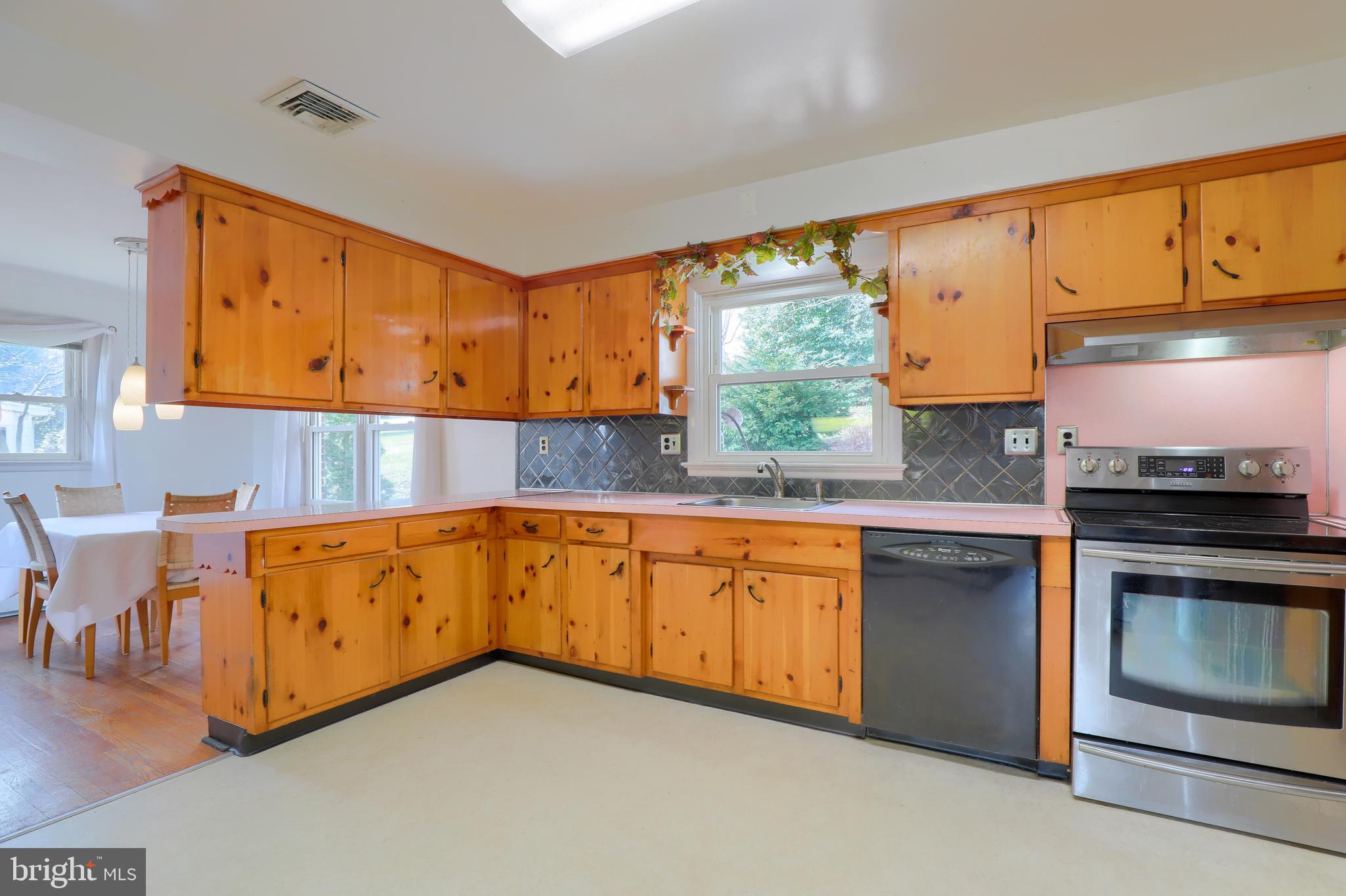 1460 Bonbar Road York, PA 17403 - Photo 6 of 27 Gallery Image 6