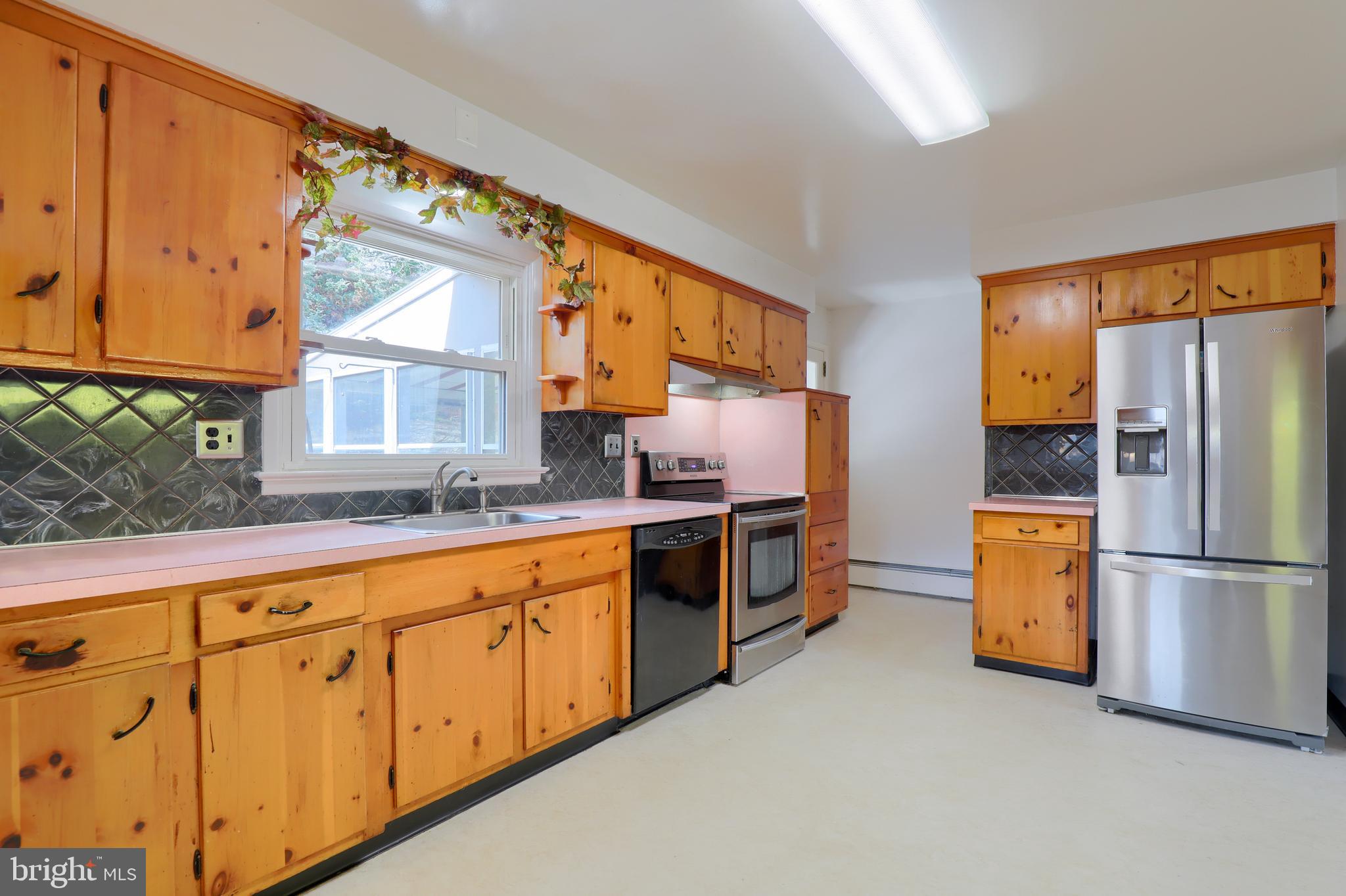 1460 Bonbar Road York, PA 17403 - Photo 7 of 27 Gallery Image 7