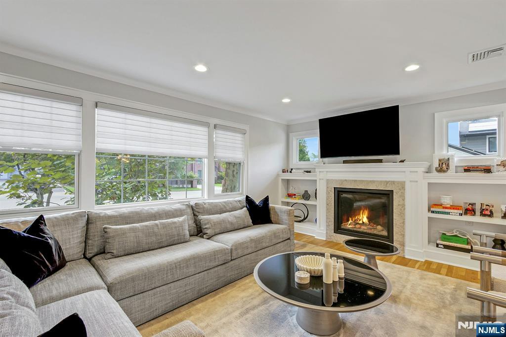 547 Ruckman Road Closter, NJ 07624 - Photo 3 of 25 Gallery Image 3