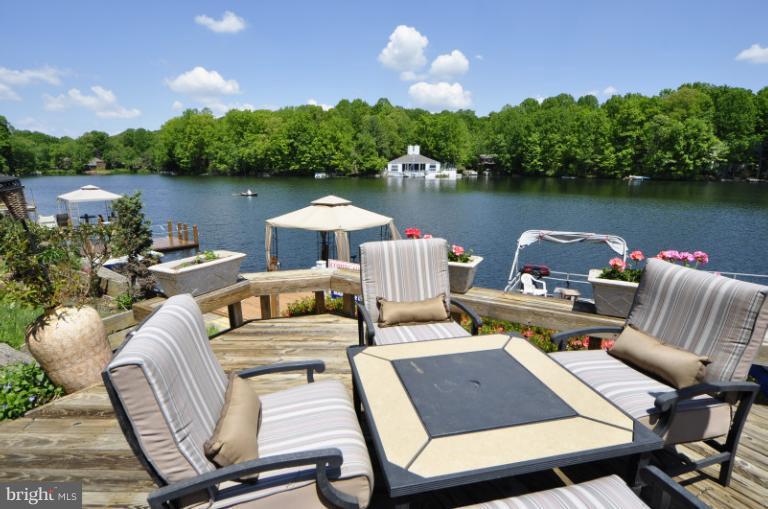 2013 Chadds Ford Drive Reston, VA 20191 - Photo 23 of 24 The deck closest to the lake - great space!
