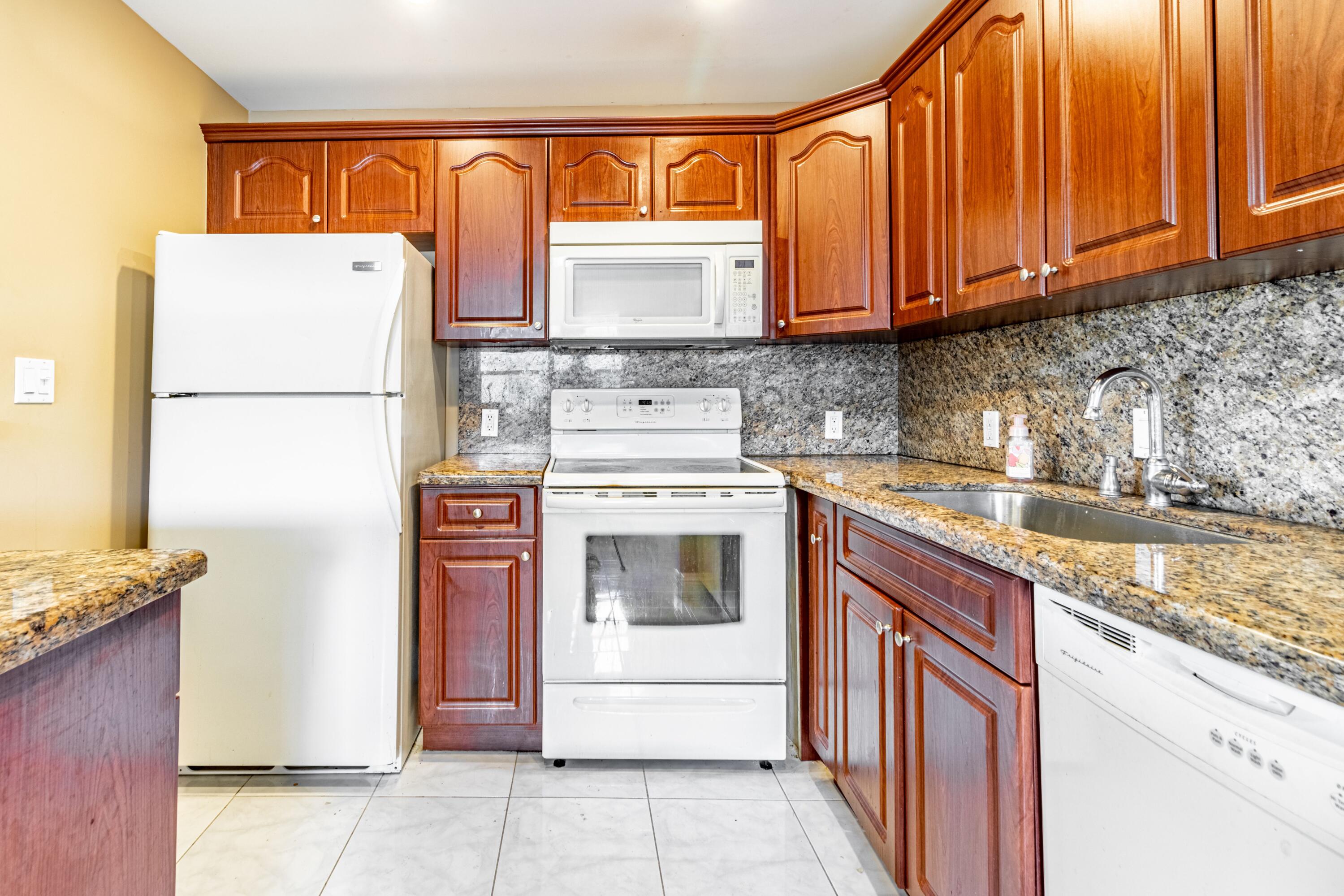 371 Monaco Way Delray Beach, FL 33446 - Photo 4 of 24 kitchen