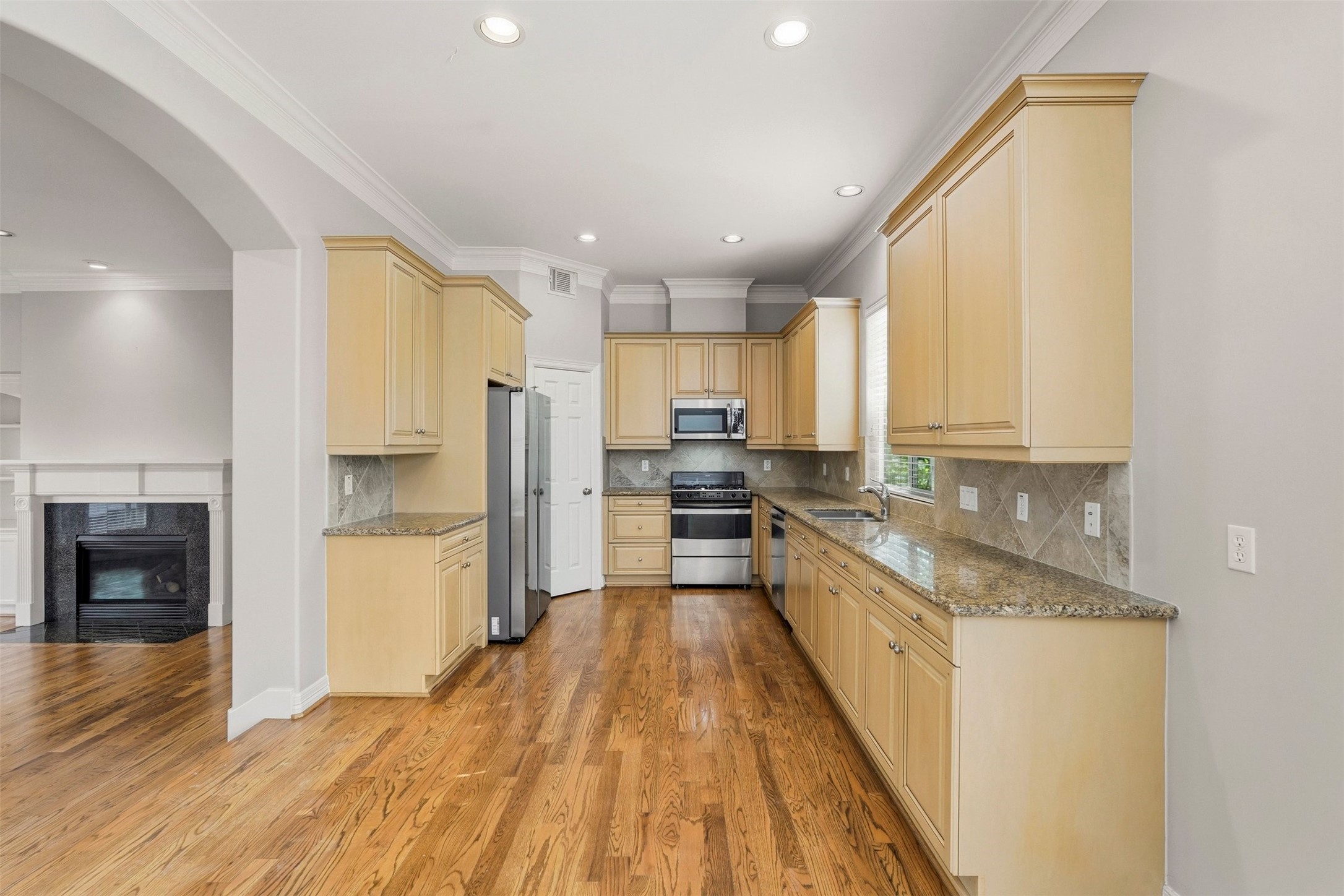 822 Stuart Street Houston, TX 77006 - Photo 10 of 27