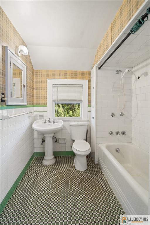 311 Ashland Road Middlesex, NJ 08846 - Photo 20 of 23 a bathroom with a toilet a sink a mirror and bathtub