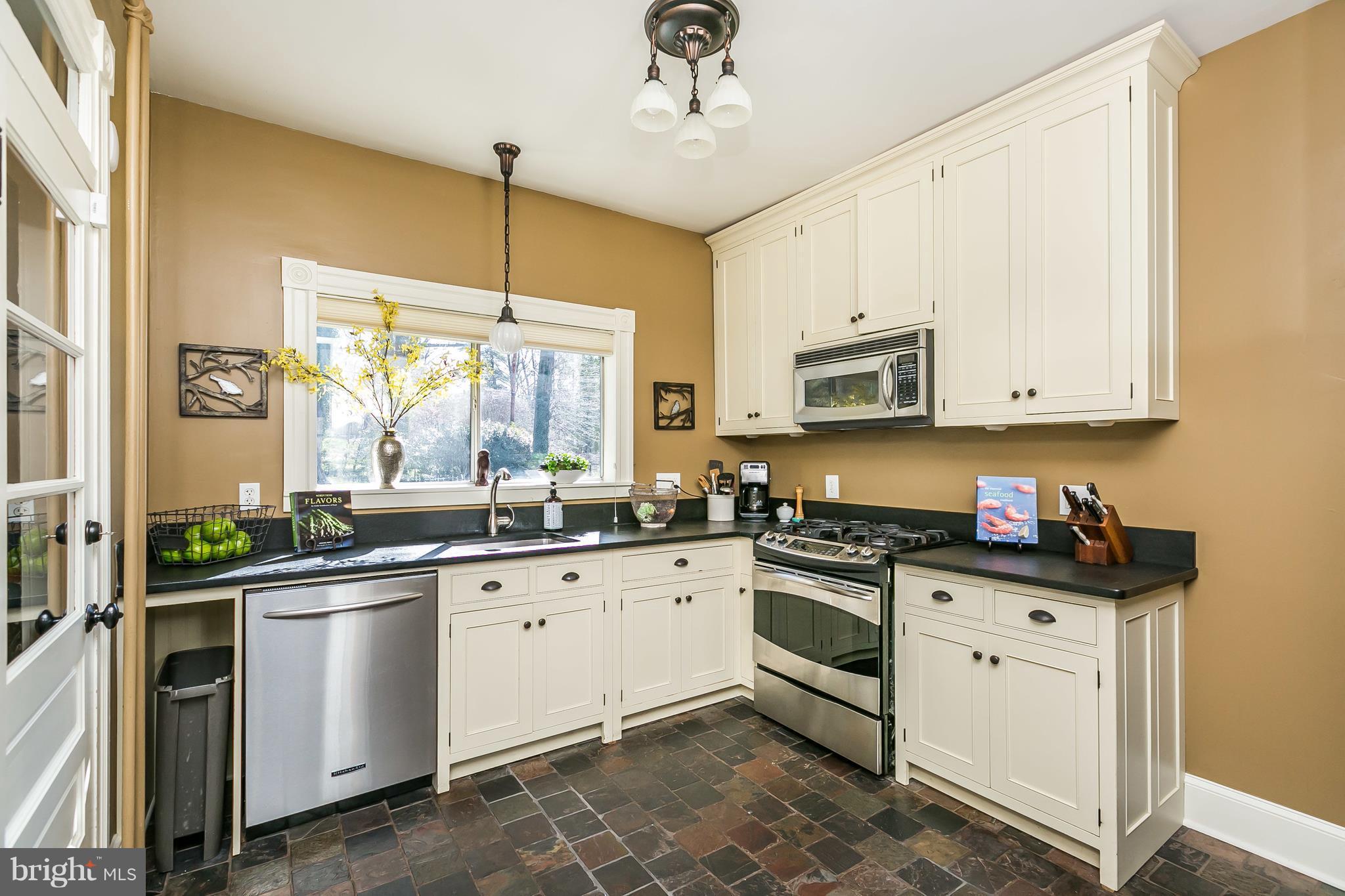 9 Dutton Avenue Baltimore, MD 21228 - Photo 10 of 30 Beautiful custom cabinets, huge picture window