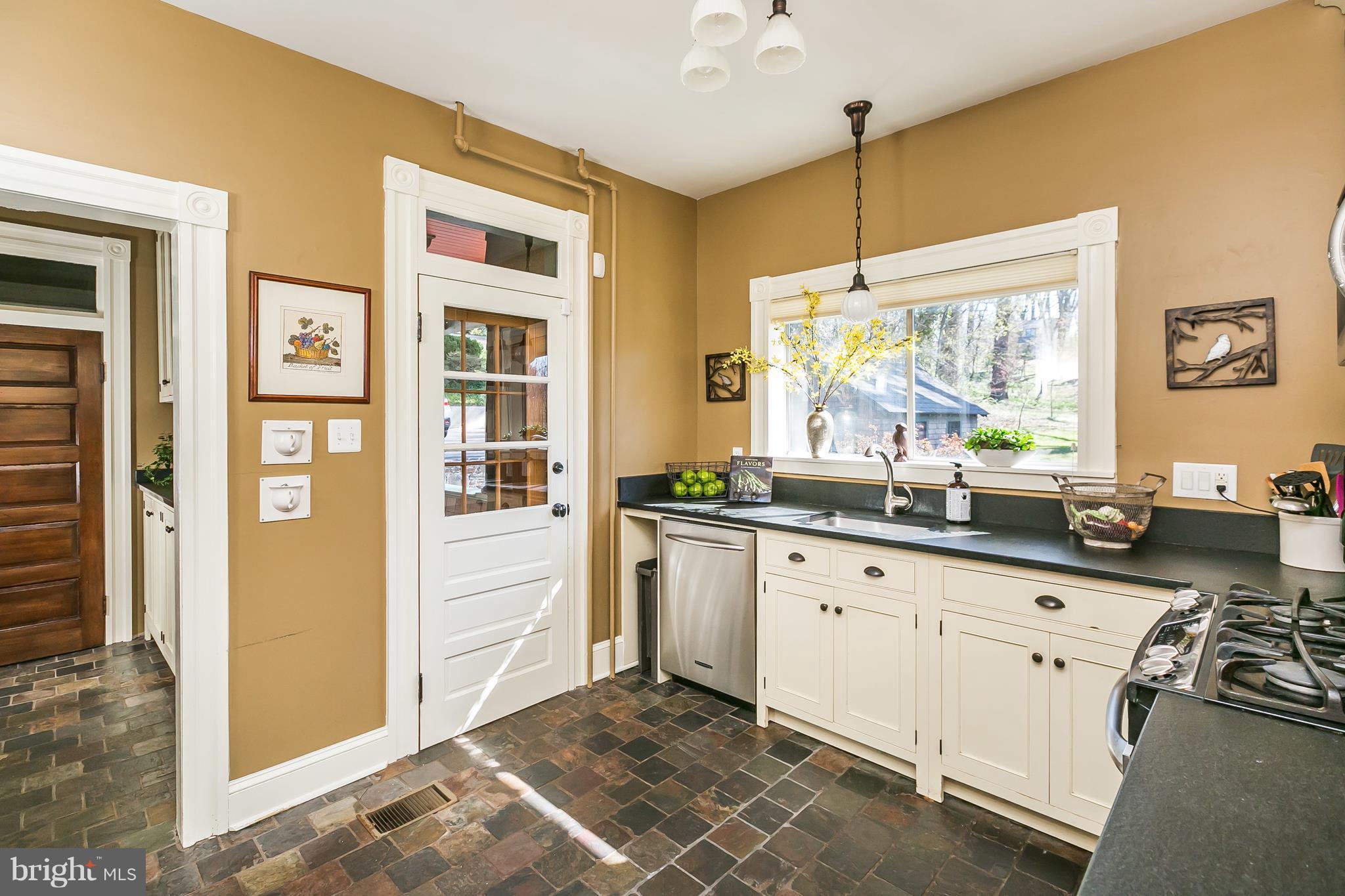 9 Dutton Avenue Baltimore, MD 21228 - Photo 11 of 30 SS appliances, stone counters & slate floor