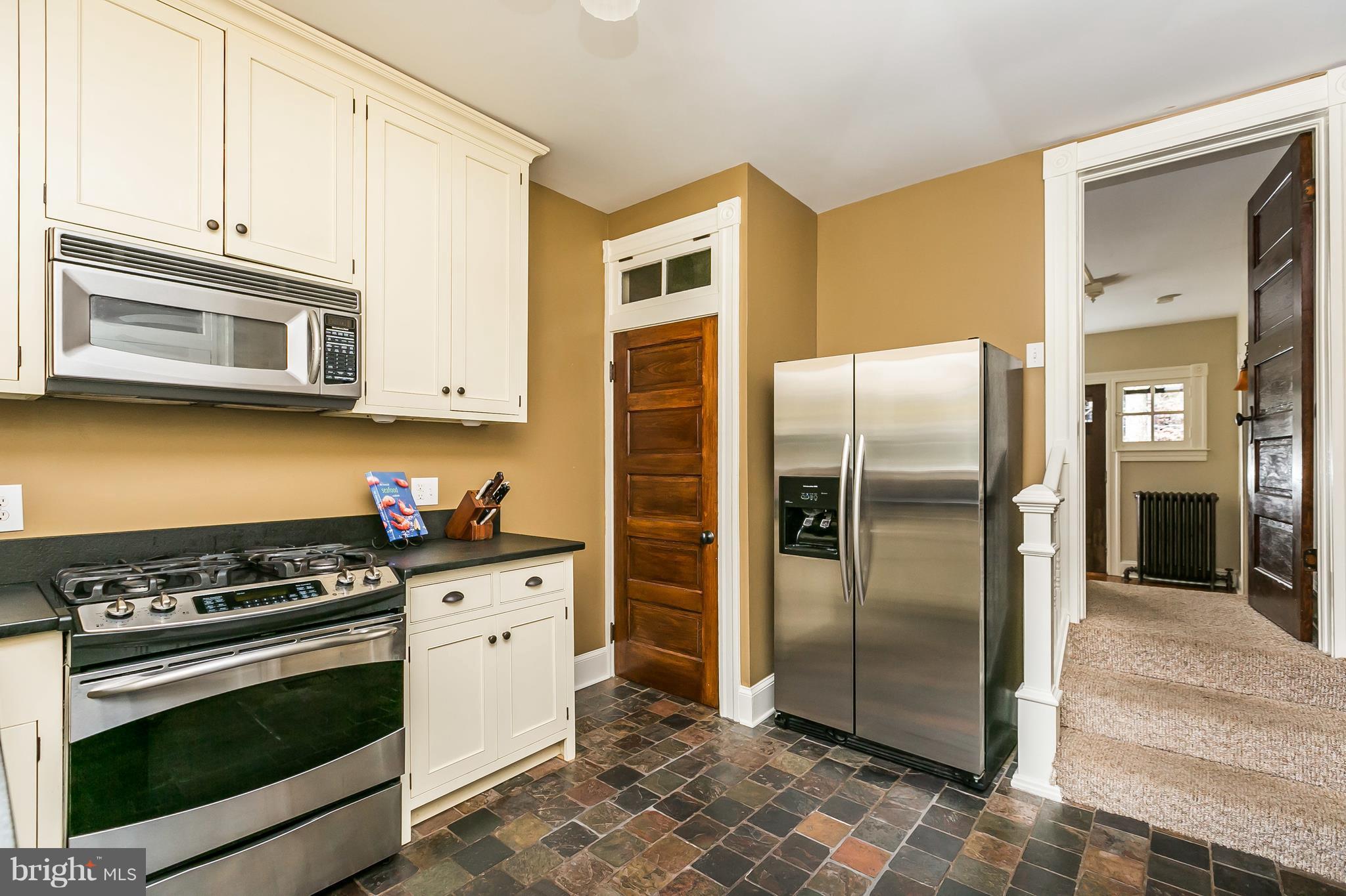 9 Dutton Avenue Baltimore, MD 21228 - Photo 12 of 30 Dual staircase is a great feature!