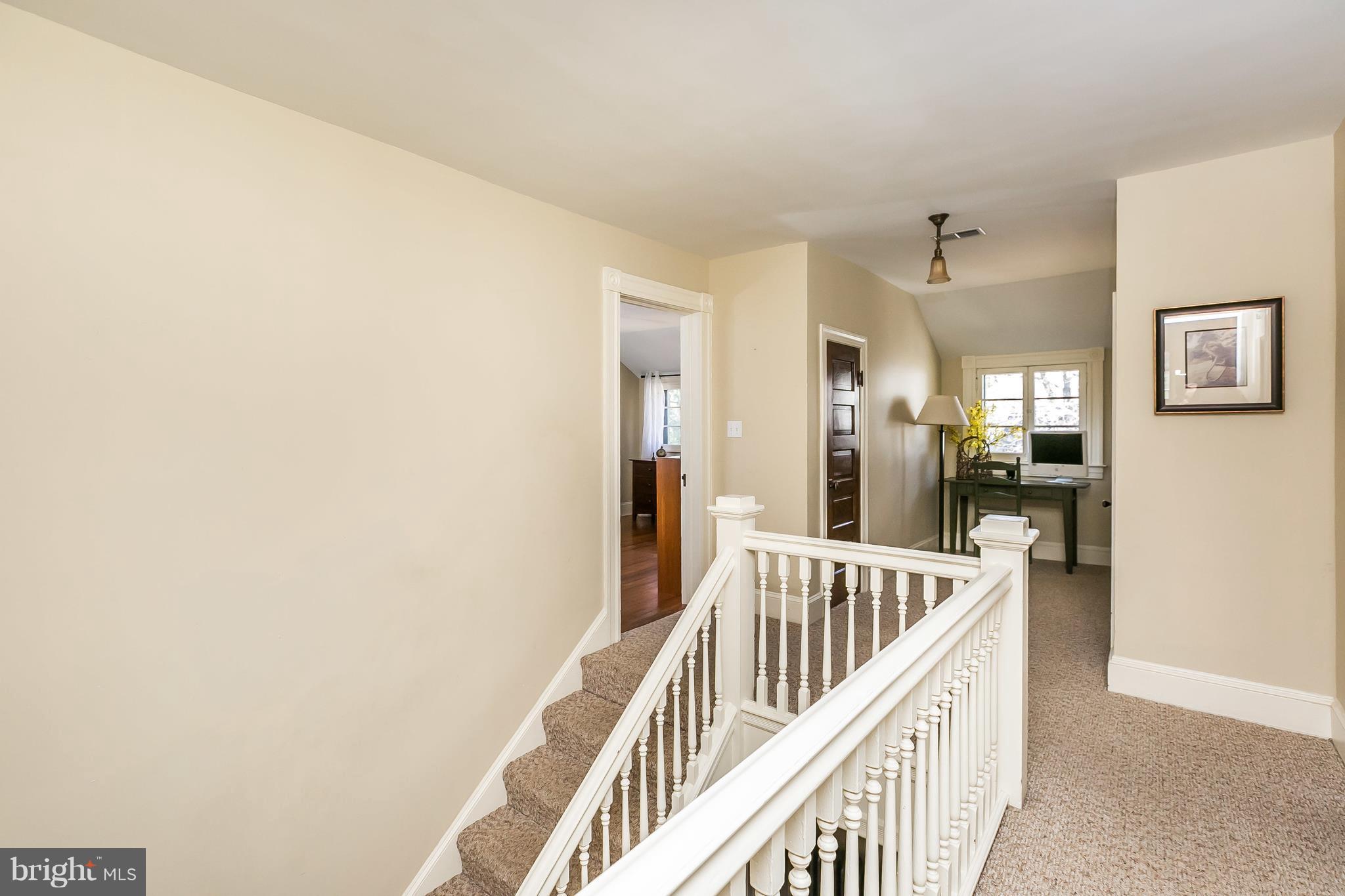 9 Dutton Avenue Baltimore, MD 21228 - Photo 15 of 30 Roomy upstairs hall w/Office nook