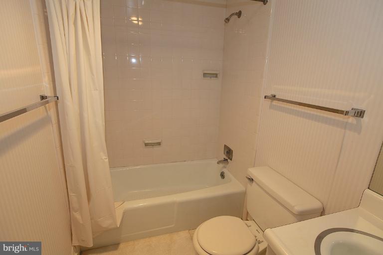 8808 Brook Road McLean, VA 22102 - Photo 20 of 29 Bath