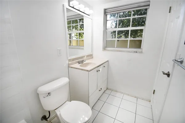 $1,800 | 900 Northeast 26th Street, Unit 7, Wilton Manors, FL 33305