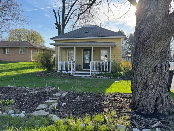 a view of a house with a backyard