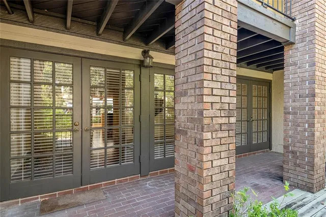 a view of entryway door of the house