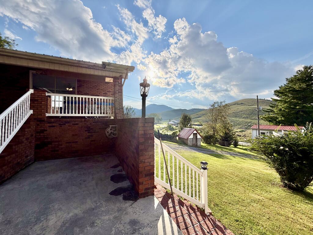 8974 Thompson Valley Road Tazewell, VA 24651 - Photo 8 of 35 Gallery Image 8