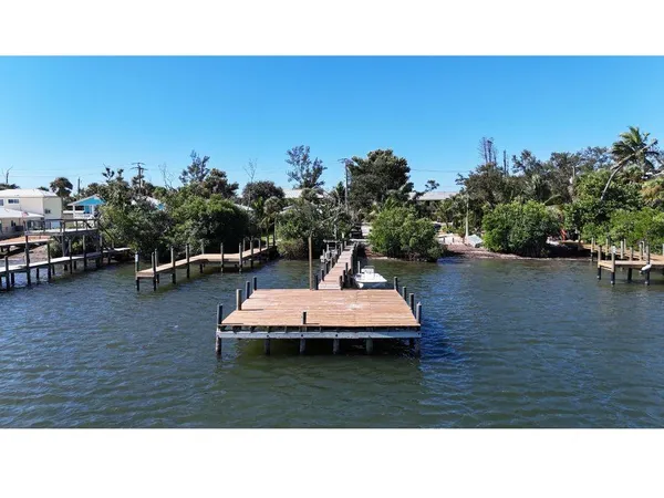 a black and white photo of a room
