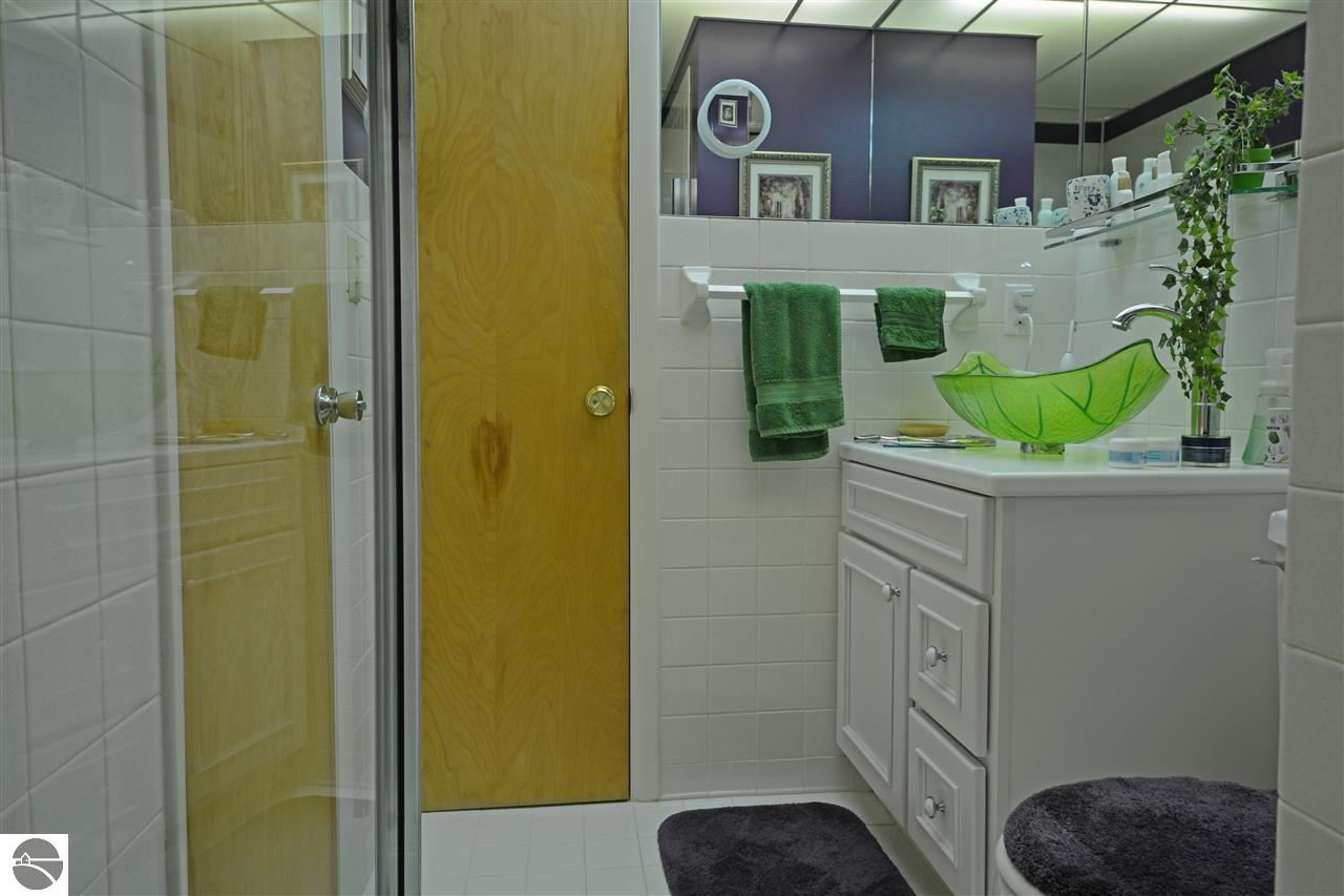 610 Bloomfield Road Traverse City, MI 49686 - Photo 20 of 56 1797226-19.JPG