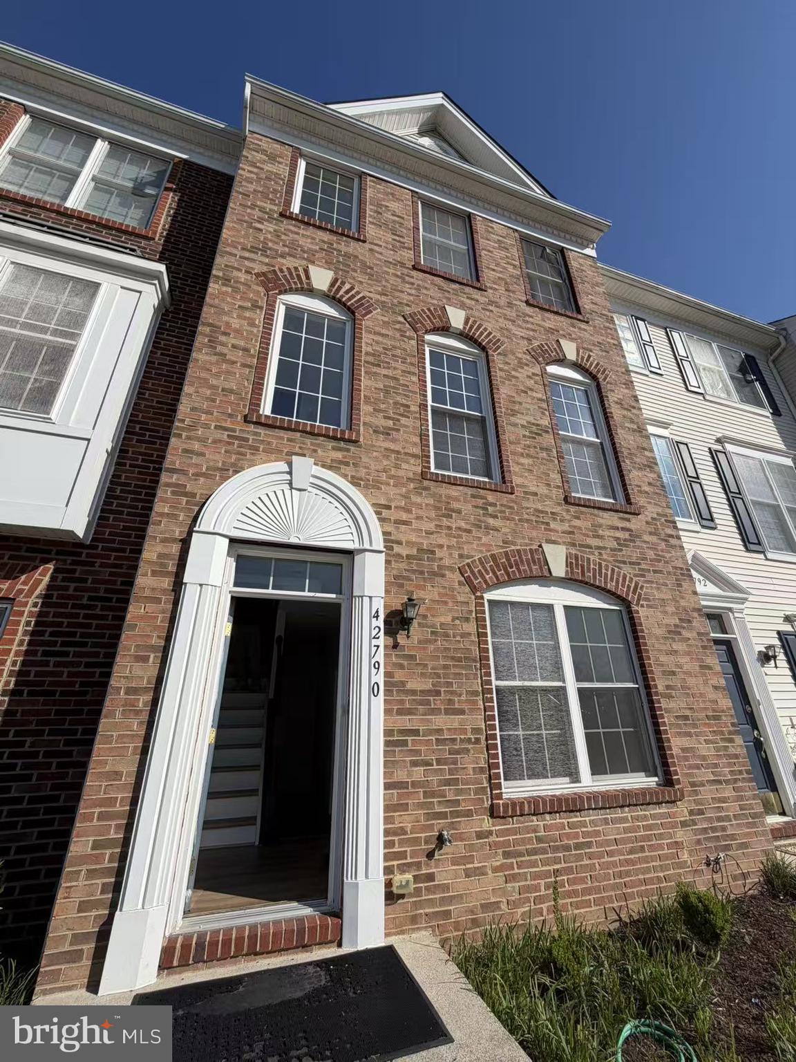42790 Nations Street Chantilly, VA 20152 - Photo 2 of 40 a front view of a house