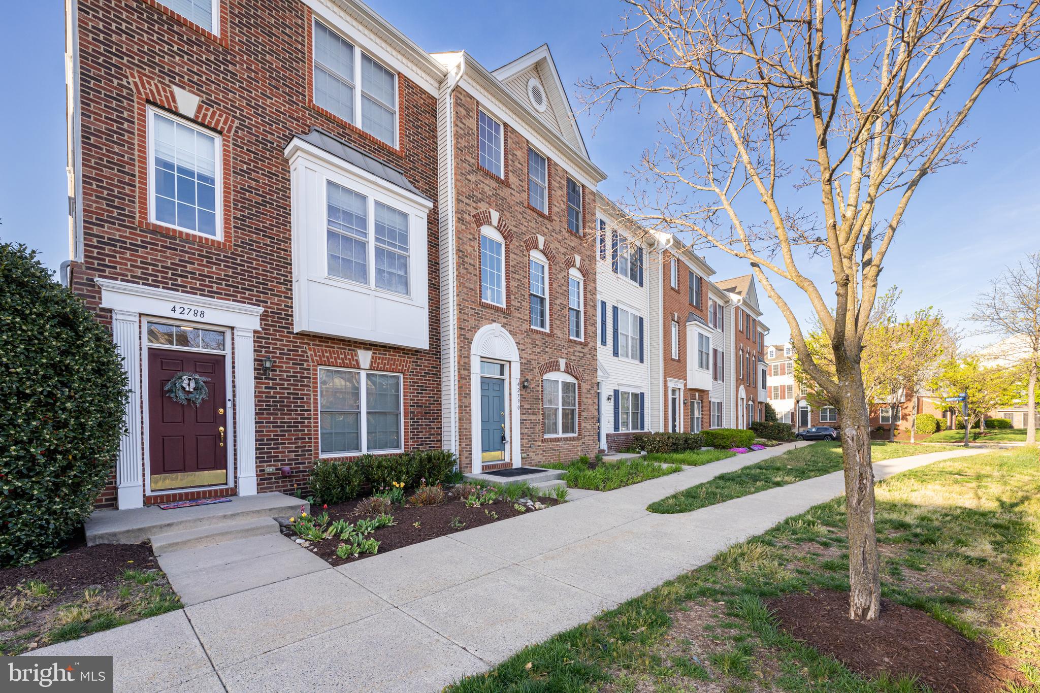 42790 Nations Street Chantilly, VA 20152 - Photo 7 of 40 a view of a building with a yard