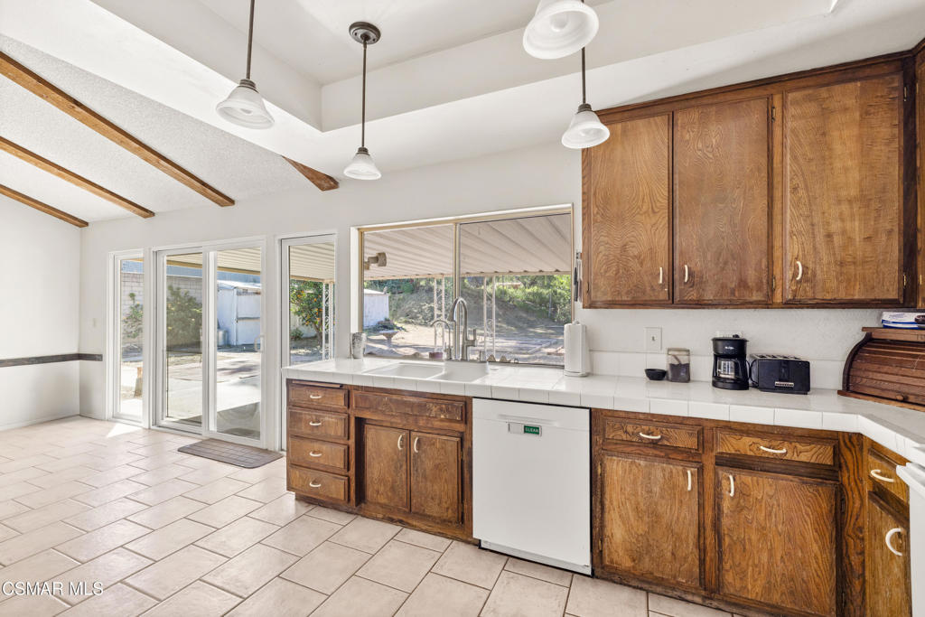 884 Bennett Street Simi Valley, CA 93065 - Photo 10 of 26