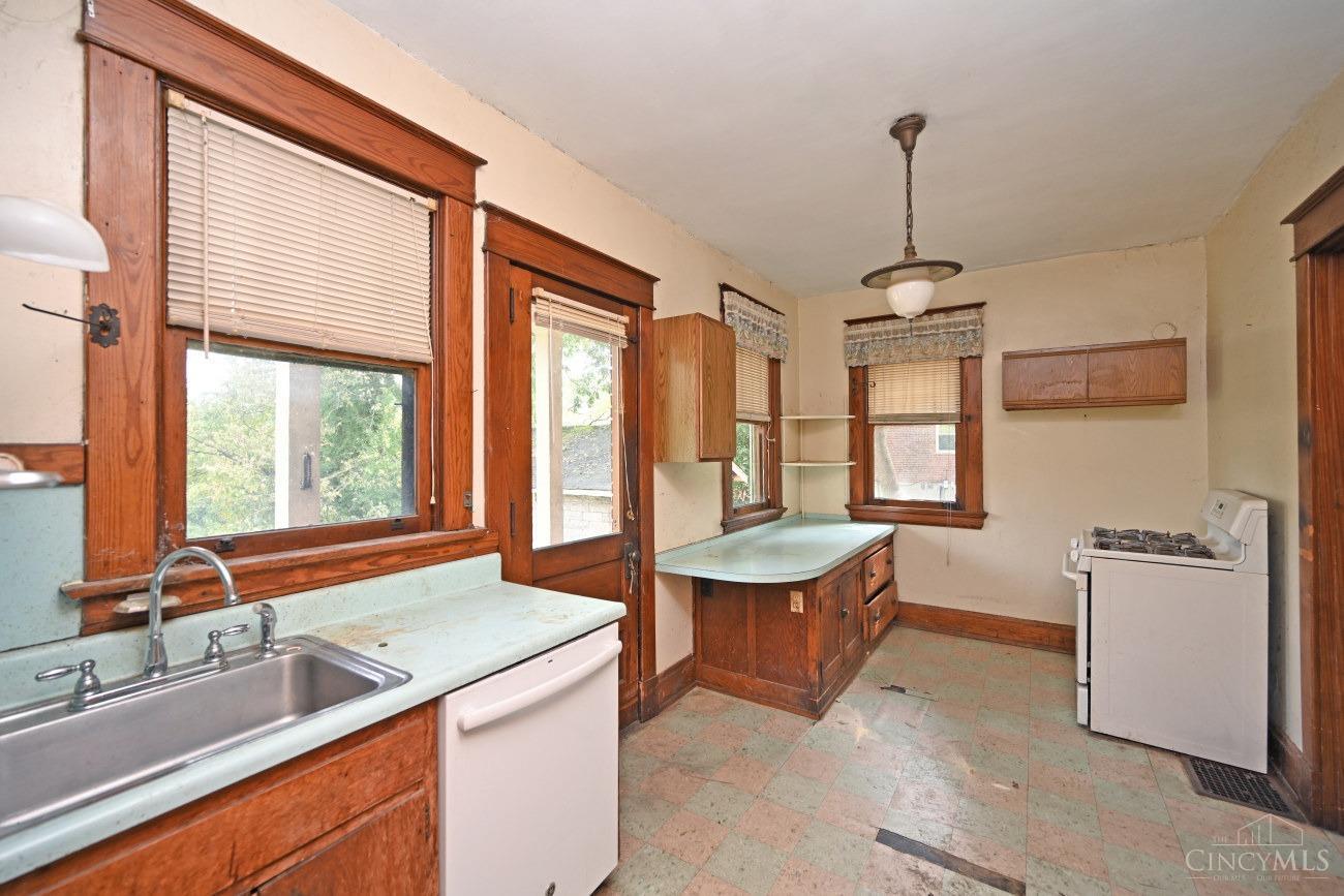 6106 Plainfield Road Silverton, OH 45213 - Photo 34 of 53